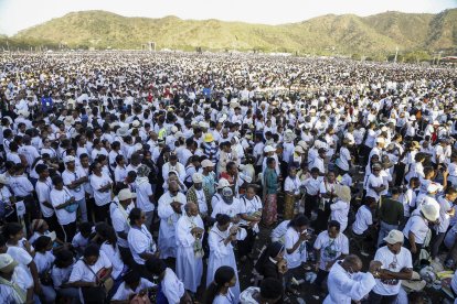 Miles de personas asisten a una misa oficiada por el papa Francisco en Timor Oriental. 
                       EFE/EPA/ANTONIO DASIPARU