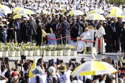 Miles de personas asisten a una misa oficiada por el papa Francisco en Timor Oriental. 
                       EFE/EPA/ANTONIO DASIPARU