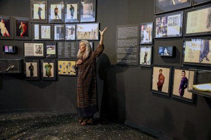 La comisaria de la muestra, Laura Cerrato, explica detalles de la exposición de Pedro del Hierro con motivo del 50 aniversario de su nacimiento, este martes en el museo Lázaro Galdiano en Madrid. EFE/ J.P. Gandul