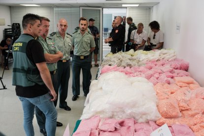 Vista de los 650 Kilos de droga que la Guardia Civil ha incautado en Ibiza, y ha detenido a nueve personas vinculadas con esta presunta trama, ocho en la isla y una en Málaga. En la operación, denominada 'Adriático', se ha desarticulado una organización internacional dedicada a la introducción de droga en la isla pitiusa, donde se han incautado más de 650 kilos de éxtasis, ketamina, cocaína y tusi. Entre la droga requisada se han incautado más de un millón de pastillas de éxtasis, “la mayor aprehensión de droga sintética de los últimos años”, según han destacado desde la Guardia Civil. EFE/ Sergio G. Cañizares