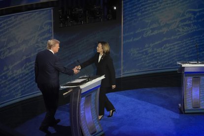 El candidato presidencial republicano Donald J. Trump (izq.) y la candidata presidencial demócrata a la vicepresidenta estadounidense Kamala Harris se estrechan la mano al inicio de un debate presidencial organizado por ABC News en el National Constitution Center en Filadelfia, Pensilvania, EE.UU. el 10 de septiembre de 2024. EFE/EPA/Demetrio Freeman/POOL