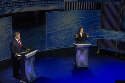 El candidato presidencial republicano Donald J. Trump (izq.) y la candidata presidencial demócrata, la vicepresidenta estadounidense Kamala Harris, durante un debate presidencial organizado por ABC News en el Centro Nacional de la Constitución en Filadelfia, Pensilvania. EFE/EPA/DEMETRIUS FREEMAN / POOL