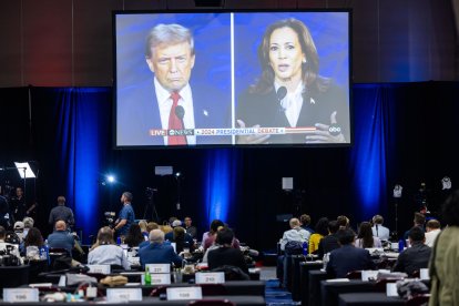 El expresidente estadounidense Donald Trump y la actual vicepresidenta Kamala Harris son vistos en una gran televisión durante su debate presidencial en el archivo de prensa del debate en Filadelfia, Pensilvania, EE.UU., el 10 de septiembre de 2024. EFE/EPA/Jim Lo Scalzo