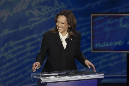 El candidato presidencial demócrata, la vicepresidenta estadounidense Kamala Harris, escucha al candidato presidencial republicano Donald J. Trump durante un debate presidencial organizado por ABC News en el Centro Nacional de la Constitución en Filadelfia, Pensilvania. EFE/EPA/DEMETRIUS FREEMAN / POOL