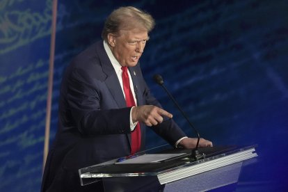 El candidato presidencial republicano Donald J. Trump responde a la candidata presidencial demócrata a la vicepresidenta estadounidense Kamala Harris durante un debate presidencial organizado por ABC News en el National Constitution Center en Filadelfia, Pensilvania, EE.UU. el 10 de septiembre de 2024. EFE/EPA/Demetrio Freeman/POOL