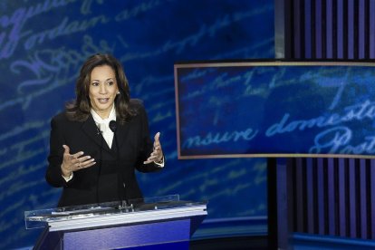 La candidata presidencial demócrata, Kamala Harris, responde al candidato presidencial republicano Donald J. Trump durante un debate presidencial organizado por ABC News en el National Constitution Center en Filadelfia, Pensilvania, EE.UU. el 10 de septiembre de 2024. EFE/EPA/Demetrio Freeman/POOL