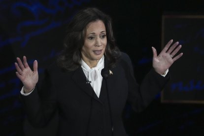 La candidata presidencial demócrata, Kamala Harris, responde al candidato presidencial republicano, Donald J. Trump, durante un debate presidencial organizado por ABC News en el National Constitution Center en Filadelfia, Pensilvania, EE.UU. el 10 de septiembre de 2024.EFE/EPA/Demetrio Freeman/POOL