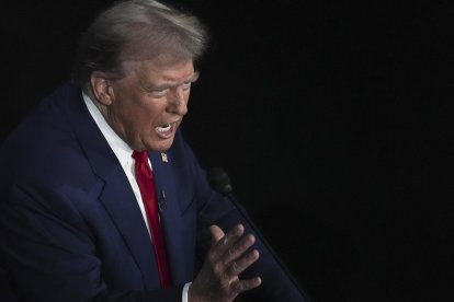 El candidato presidencial republicano, Donald J. Trump, responde a la candidata presidencial demócrata, Kamala Harris, durante un debate presidencial organizado por ABC News en el National Constitution Center en Filadelfia, Pensilvania, EE.UU. el 10 de septiembre de 2024. EFE/EPA/Demetrio Freeman/POOL