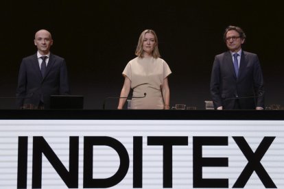 La presidenta de Inditex, Marta Ortega (c), acompañada por el consejero delegado de la multinacional, Óscar García Maceiras (i), durante la Junta General de Accionistas de la cadena textil el pasado julio. EFE/Cabalar