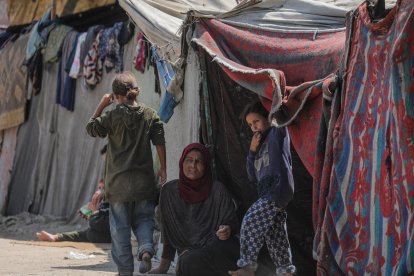 Palestinos desplazados internos, que huyeron del norte de la Franja de Gaza, sentados fuera de su refugio en Jan Yunis, sur de la Franja de Gaza, el 10 de septiembre de EFE/EPA/MOHAMMED SABER