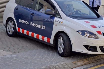 Imagen de archivo de un coche de los Mossos d'Esquadra. EFE/Robin Towsend