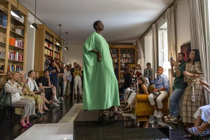 Una de las creaciones del diseñador Juanjo Oliva que presenta un exclusivo trunk show para mostrar sus nuevas propuestas, este miércoles, en el marco de la edición de Madrid es Moda. EFE/ Daniel González