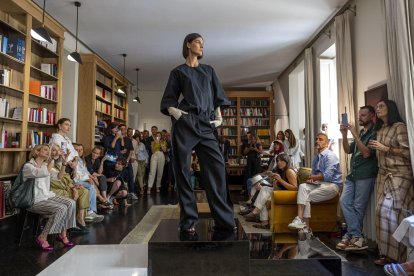 Una de las creaciones del diseñador Juanjo Oliva que presenta un exclusivo trunk show para mostrar sus nuevas propuestas, este miércoles, en el marco de la edición de Madrid es Moda. EFE/ Daniel González