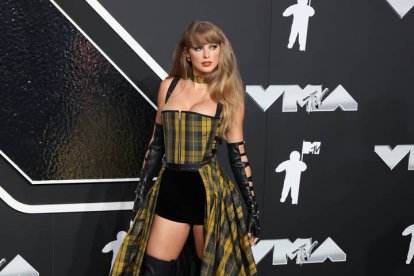 La cantante Taylor Swift posa durante la alfombra roja de los MTV Video Music Awards 2024, en el UBS Arena.