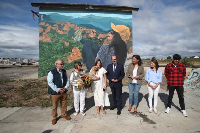 Los padres de Mónica Domínguez, sus hermana Isabel, el alcalde Marco Morala y las concejalas Lidia Coca y Eva González, junto a Asier Vera, frente al mural en el Parque de la Juventud de Ponferrada.