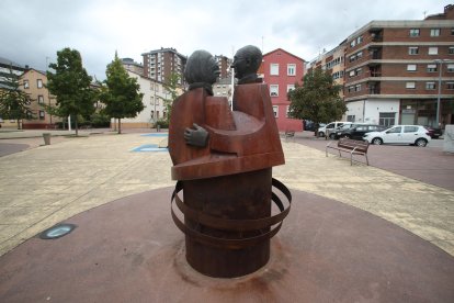 La estatua, tras las labores de limpieza, esta mañana de jueves.