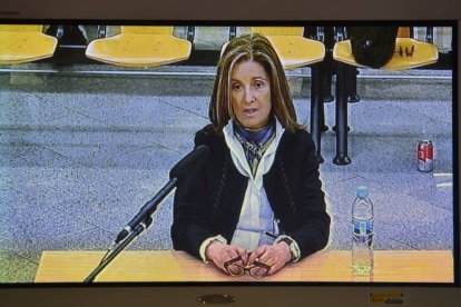 GRA018. SAN FERNANDO DE HENARES (C.A. DE MADRID), 23/01/2017.- Imagen del monitor de la sala de prensa de la Audiencia Nacional en San Fernando de Henares, con la declaración de la esposa de Luis Bárcenas, Rosalía Iglesias, que ha anunciado hoy al tribunal de Gürtel que solo contestará a las preguntas de su abogada, tras lo que la fiscal ha consignado las cuestiones que tenía previsto plantearle en su interrogatorio como acusada. De esta manera, la acusada no responderá a las preguntas de ninguna de las acusaciones ni de los abogados defensores del resto de acusados. Iglesias se enfrenta a una petición fiscal de 24 años y 1 mes de cárcel como supuesta autora y cooperadora en los delitos de su marido.