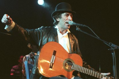 El cantautor Joaquín Sabina en una actuación en el Museo del Ferrocarril de Madrid, para presentar su trabajo  "19 días y 500 noches". EFE/Alberto Martín