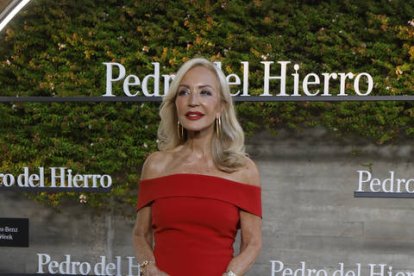 La empresaria leonesa Carmen Lomana posa a su llegada al desfile de la firma Pedro Del Hierro.