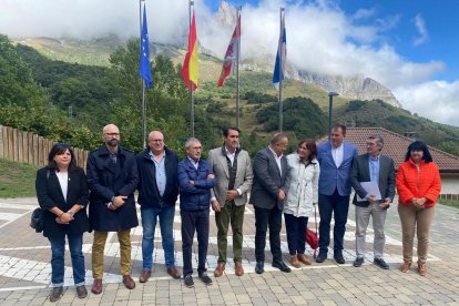 El acto ha contado con la presencia de diversas autoridades, entre ellas la del secretario de Estado de Medio Ambiente, Hugo Morán, y la del consejero de Medio Ambiente, Vivienda y Ordenación del Territorio de la Junta de Castilla y León, Juan Carlos Suárez-Quiñones.