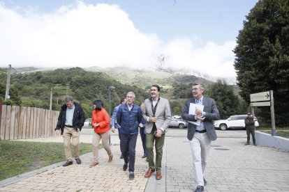 El acto ha contado con la presencia de diversas autoridades, entre ellas la del secretario de Estado de Medio Ambiente, Hugo Morán, y la del consejero de Medio Ambiente, Vivienda y Ordenación del Territorio de la Junta de Castilla y León, Juan Carlos Suárez-Quiñones.