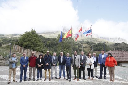 El acto ha contado con la presencia de diversas autoridades, entre ellas la del secretario de Estado de Medio Ambiente, Hugo Morán, y la del consejero de Medio Ambiente, Vivienda y Ordenación del Territorio de la Junta de Castilla y León, Juan Carlos Suárez-Quiñones.