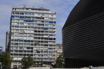 Vista del estadio Santiago Bernabeu en Madrid. El Real Madrid ha hecho oficial la suspensión provisional durante 2024 de los conciertos en el estadio Santiago Bernabéu, que ha reprogramado para el próximo año para verificar el "estricto cumplimiento de la normativa municipal vigente". "El Real Madrid C.F. comunica que ha decidido reprogramar de manera provisional su agenda de eventos y conciertos del estadio Santiago Bernabéu. Esta decisión forma parte del conjunto de medidas que viene tomando el club para que durante los conciertos se verifique el estricto cumplimiento de la normativa municipal vigente", informó en un comunicado el club blanco. EFE/ Víctor Lerena