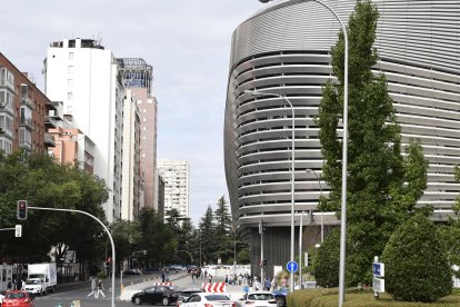 Vista del estadio Santiago Bernabeu en Madrid. El Real Madrid ha hecho oficial la suspensión provisional durante 2024 de los conciertos en el estadio Santiago Bernabéu, que ha reprogramado para el próximo año para verificar el 