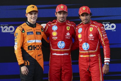 El monegasco de Ferrari Charles Leclerc posa con el australiano Oscar Piastri (L) de McClaren y el tercer clasificado, el español de Ferrari Carlos Sainz, en Bakú, AzerbaiyánEFE/EPA/ALI HAIDER