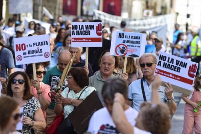 Asistentes a la manifestación bajo el lema 'Ni en tu pueblo, ni en el mío', convocada por 18 asociaciones de la España Vaciada en contra de la instalación de macrogranjas y plantas de gas, este sábado en Madrid.