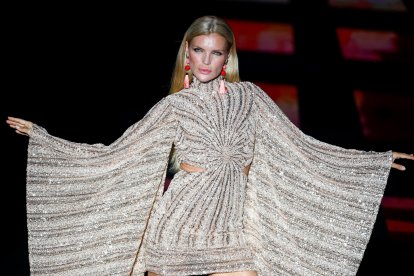 La modelo Esther Cañadas desfila con diseños de la firma Lola Casademunt en la Mercedes-Benz Madrid Fashion Week este sábado. EFE/ Daniel González