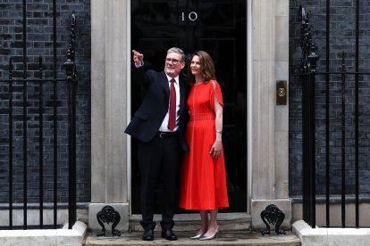 Imagen del primer ministro británico, Keir Starmer (izq.), y su esposa, Victoria Starmer, en la puerta del número 10 de Downing Street en Londres, Gran Bretaña, el 05 de julio de 2024. 
                      FE/EPA/ANDY LLUVIA