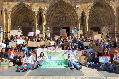 Concentración de jóvenes de la Lcoy 2024 en la Catedral.