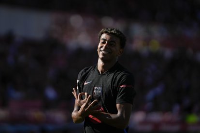 El delantero del Barcelona Lamine Yamal celebra tras anotar un gol ante el Girona este domingo, durante el partido de la 5a jornada de LaLiga EA Sports, entre el Girona FC y el FC Barcelona, en el estadio Montilivi de Girona. EFE/ David Borrat