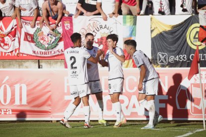 El equipo leonés recibe el respaldo de más de un millar de aficionados.