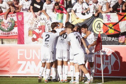 El equipo leonés recibe el respaldo de más de un millar de aficionados.