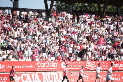 El equipo leonés recibe el respaldo de más de un millar de aficionados.