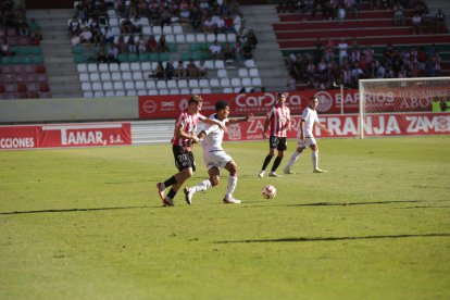 El equipo leonés recibe el respaldo de más de un millar de aficionados.