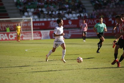 El equipo leonés recibe el respaldo de más de un millar de aficionados.