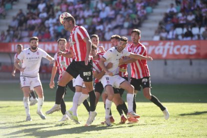 El equipo leonés recibe el respaldo de más de un millar de aficionados.