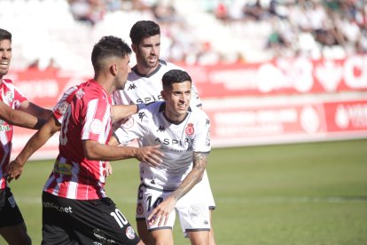 El equipo leonés recibe el respaldo de más de un millar de aficionados.