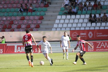 El equipo leonés recibe el respaldo de más de un millar de aficionados.