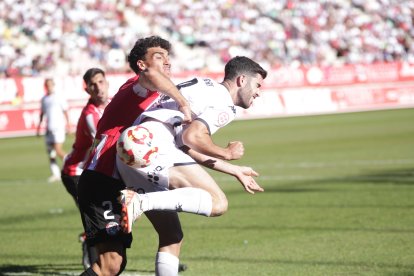 El equipo leonés recibe el respaldo de más de un millar de aficionados.