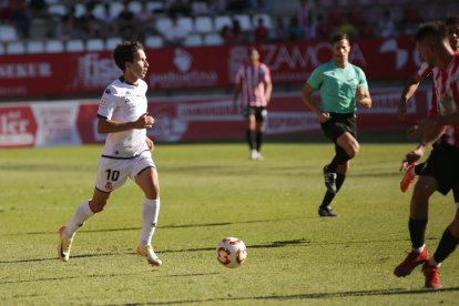 El equipo leonés recibe el respaldo de más de un millar de aficionados.