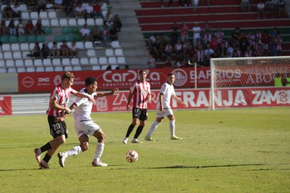 El equipo leonés recibe el respaldo de más de un millar de aficionados.