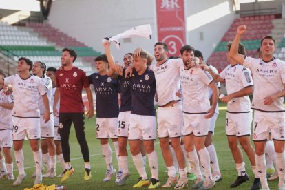 El equipo leonés recibe el respaldo de más de un millar de aficionados.