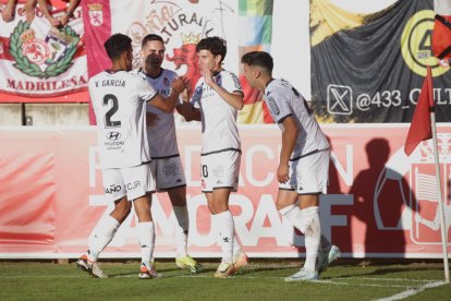 El equipo leonés recibe el respaldo de más de un millar de aficionados.