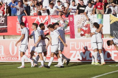 El equipo leonés recibe el respaldo de más de un millar de aficionados.