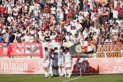 El equipo leonés recibe el respaldo de más de un millar de aficionados.