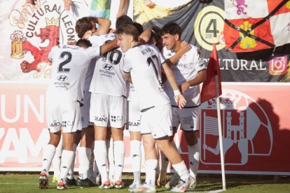 El equipo leonés recibe el respaldo de más de un millar de aficionados.